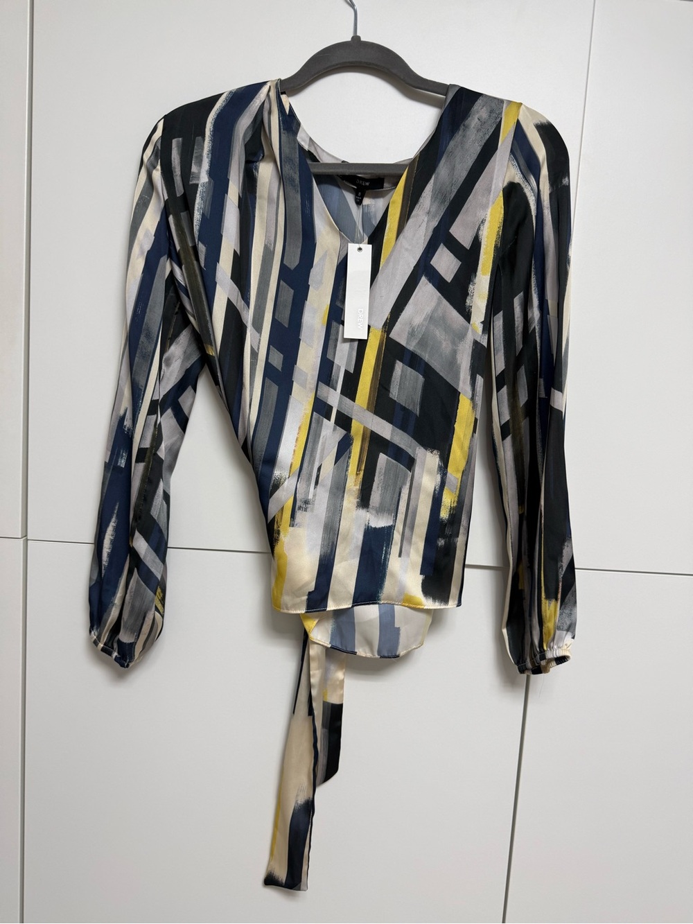 Drew size S abstract Stripe V-Neck Tie-Front Blouse in Navy and Yellow